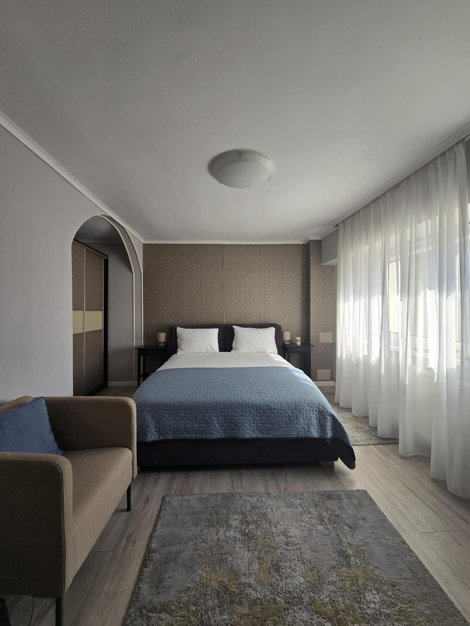 Romana Lahovary Apartment *